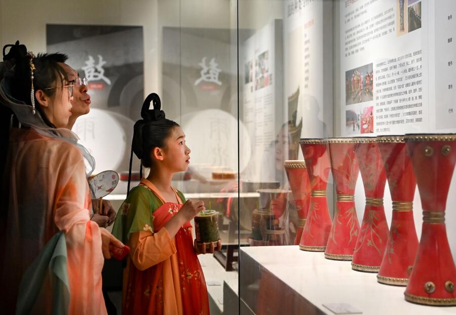5月1日，游客在西安市鐘鼓樓博物館參觀鼓文化展。