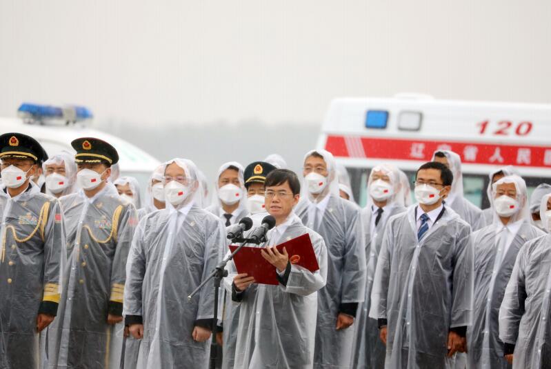 2022年9月16日，作者 （中） 在沈陽(yáng)桃仙國(guó)際機(jī)場(chǎng)主持第九批在韓中國(guó)人民志愿軍烈士遺骸迎回儀式。