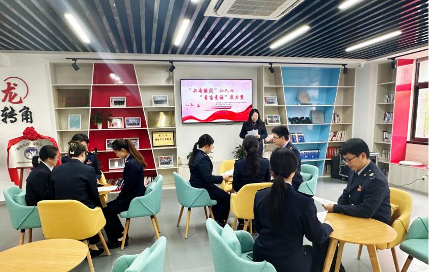 4月23日，南京市稅務(wù)局開(kāi)展“‘書(shū)香稅閱’沁人心 ‘青言青語(yǔ)’聚力量”主題活動(dòng)，青年干部 分享研讀主題教育學(xué)習(xí)材料的學(xué)習(xí)體會(huì)。