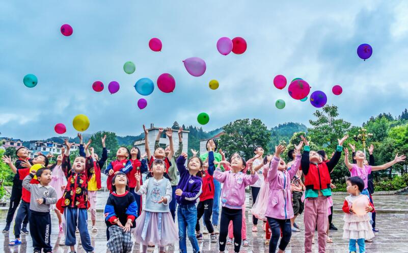民政部在主題教育中把為民辦實(shí)事作為重要內(nèi)容，著力解決群眾急難愁盼問(wèn)題，努力把惠民生、暖民心、順民意的工作做到群眾心坎 上。圖為江西省遂川縣在橫嶺“兒童之家”組織開(kāi)展活動(dòng)。
