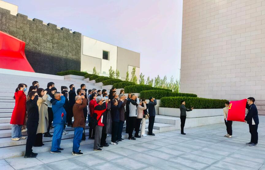 4月26日，中國(guó)僑聯(lián)組織離退休老黨員和青年黨員開展聯(lián)建活動(dòng)，共同參觀中國(guó)共產(chǎn)黨歷史展 覽館。