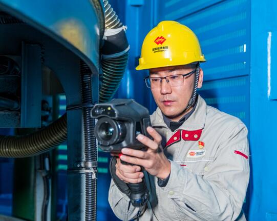 徐博海在水電站廠(chǎng)房檢查設(shè)備。