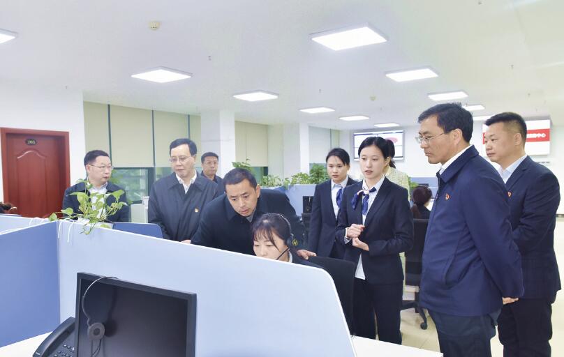 作者（ 前排左三） 在湖南省人社廳12333電話咨詢服務(wù)中心調(diào)研。