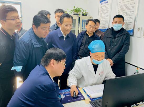3月29日，國家發(fā)展改革委社會司調(diào)研組在安徽省壽縣八公山鄉(xiāng)的村衛(wèi) 生室，詳細(xì)了解鄉(xiāng)村醫(yī)生的困難和問題。