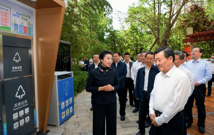 5月23日，作者 （前排右一） 在青島出席全國城市生活垃圾分類工作現(xiàn)場會，調(diào)研推進(jìn)垃圾分 類工作。