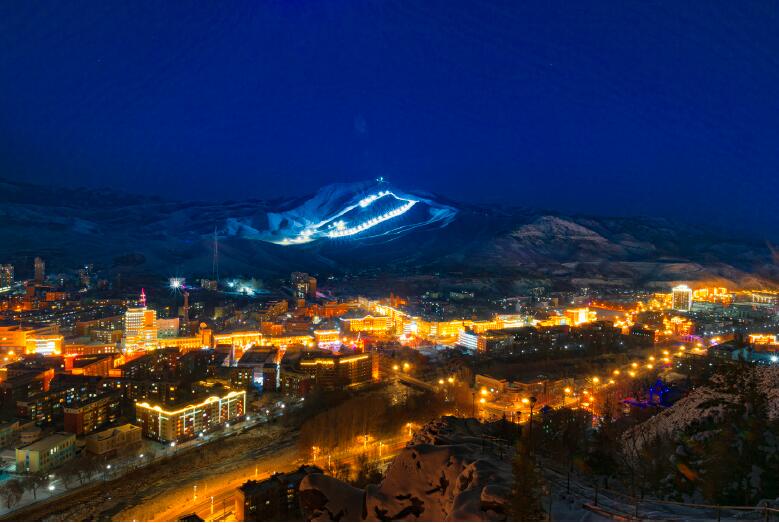 阿勒泰市將軍山滑雪場夜場。