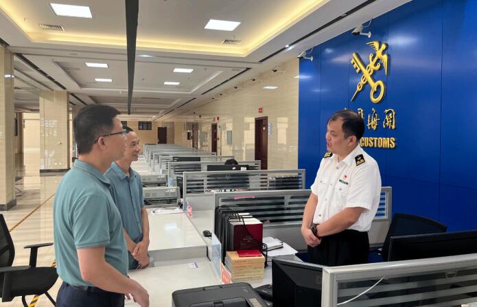 7月19日，在南昌市贛江新區(qū)海關(guān)辦事大廳督查“處長辦事流程‘大體驗(yàn)’”活 動開展情況。