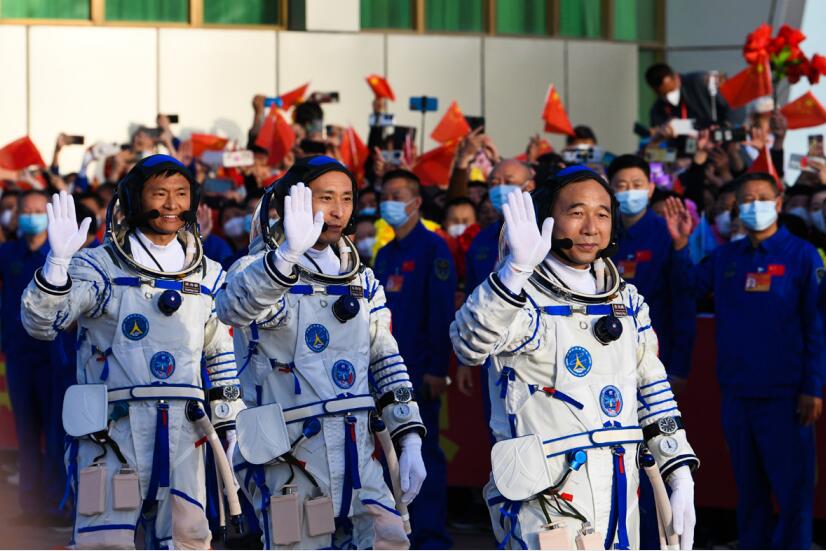 5月30日，神舟十六號載人飛行任務(wù)航天員乘組出征儀式在酒泉衛(wèi)星發(fā)射中 心問天閣圓夢園廣場舉行。