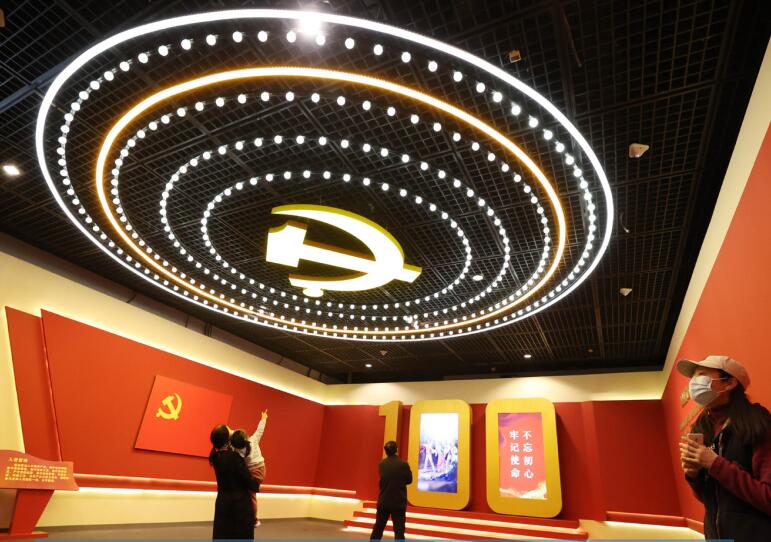 2021年3月10日，參觀者在首都博物館觀看慶祝中國(guó)共產(chǎn)黨成立100周年特展。