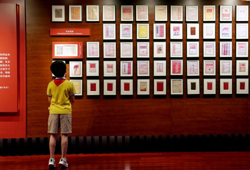 一名小學(xué)生在中共二大會(huì)址紀(jì)念館黨章專題展廳內(nèi)參觀。