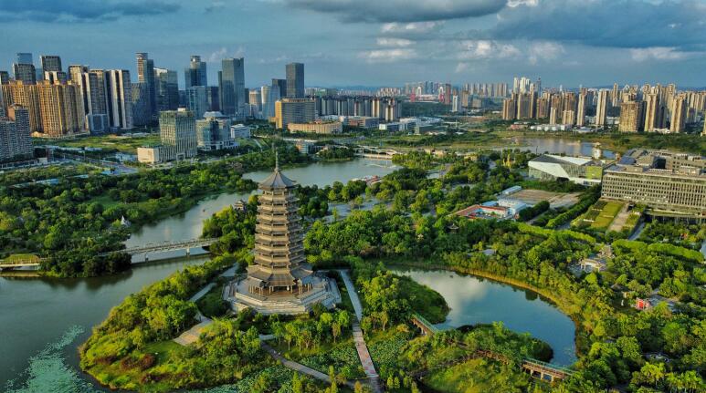 近年來，廣西壯族自治區(qū)南寧市不斷加大城市生態(tài)環(huán)境治理力度，南寧市五象湖濕地公園內(nèi)綠樹成蔭， 湖水清幽，各種樓閣與林木、廊道相映成趣。
