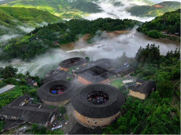 作為國家生態(tài)文明建設(shè)示范區(qū)，福建省南靖縣近年來大力實施“生態(tài)立縣”發(fā)展戰(zhàn) 略，努力實現(xiàn)生態(tài)環(huán)境“高顏值”和經(jīng)濟發(fā)展“高素質(zhì)”協(xié)同并進。