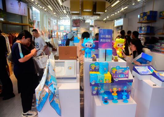 2023年9月27日，在杭州亞運(yùn)會官方特許商品零售店內(nèi)，各種商品琳瑯滿目，吸引不少市民游客選購。