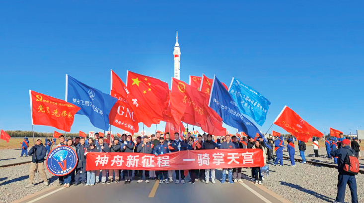 2023年10月19日，航天科技集團(tuán)神舟十七號(hào)任務(wù)試驗(yàn)隊(duì)員送“神箭”出征。