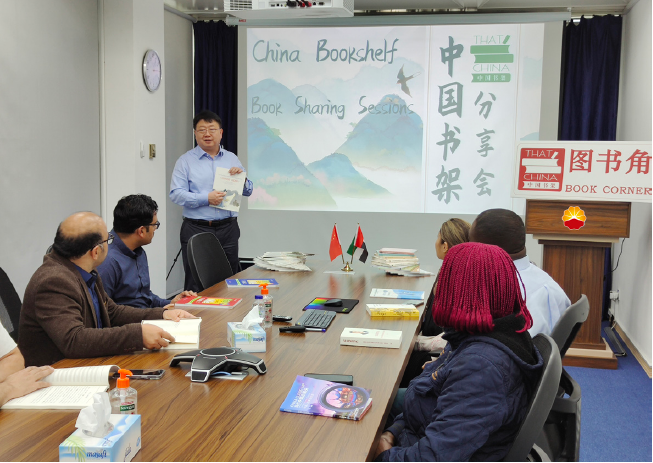 中國石油在阿聯(lián)酋項(xiàng)目設(shè)立中國書架，組織中外員工開展文化交流。