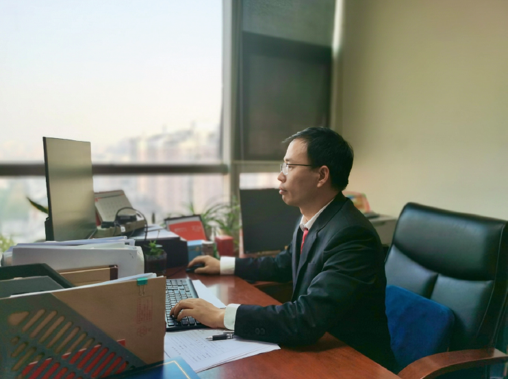 陳俊民正在辦公室工作。
