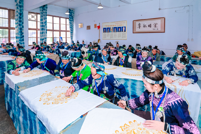 貴州丹寨寧航蠟染非遺工坊繡娘集中作業(yè)。