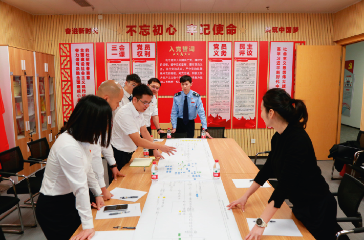 2023年10月17日，東莞市民服務(wù)中心 黨員參加社保一卡通“黨建+審批改革”專題 會議。