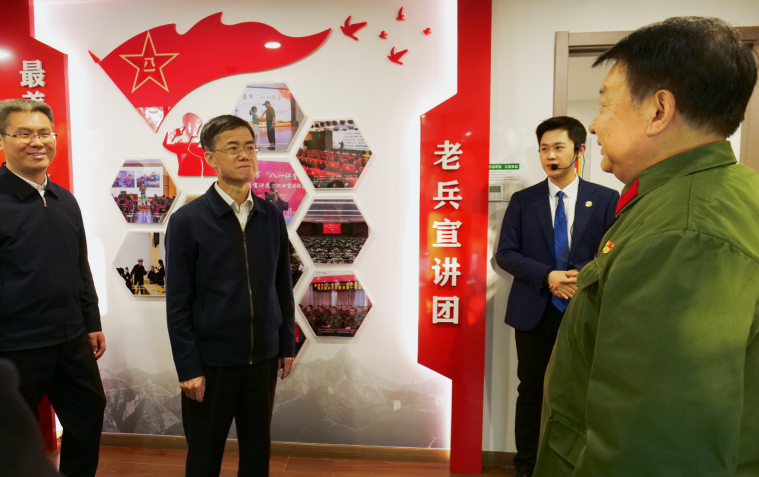 作者 （左二） 在基層退役軍人服務(wù)站調(diào)研站點(diǎn)運(yùn)行情況。