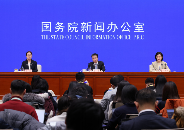 2024年1月17日，國務(wù)院新聞辦公室在北京舉行新聞發(fā)布會，作者（中）介紹2023年國民經(jīng)濟運 行情況，并答記者問。