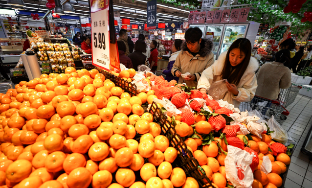 2024年1月17日，國家統(tǒng)計局公布的數(shù)據(jù)顯示，2023年我國社會消費品零售總額比上 年增長7.2%，消費拉動經(jīng)濟增長的主引擎作用更加凸顯。圖為山西太原的消費者在超市選 購水果。