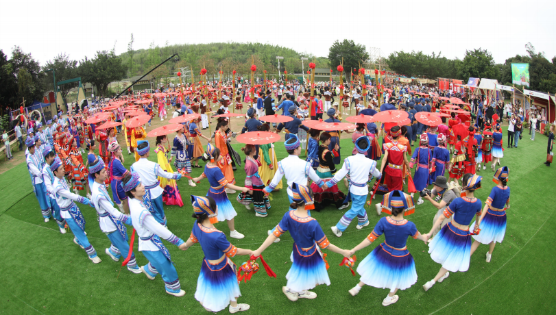 2023年4月21日，以“潮起三月三 奮進(jìn)新時(shí)代”為主題的“三月三”系列活動(dòng)在南寧市青秀山歡樂啟幕。
