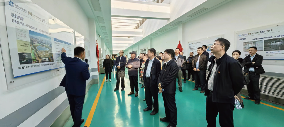 2024年3月，審計署資環(huán)司黨支部與署機關(guān)服務(wù)局相關(guān)黨支部聯(lián)合開展主題黨日，參觀考察北京碧水污水處理廠。 ﹃