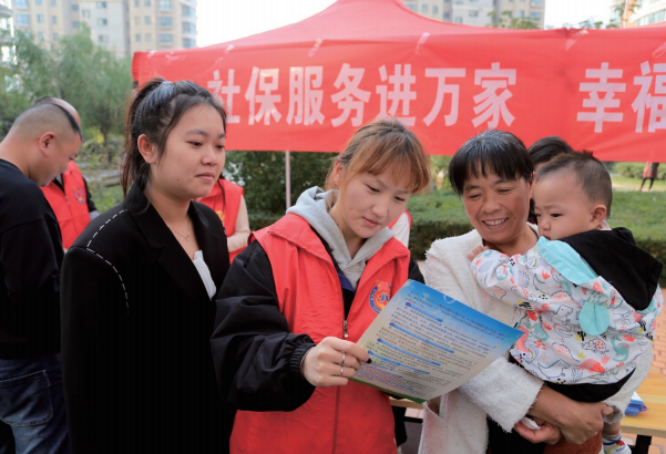 人力資源社會保障部在全國組織開展2023年“社保服務(wù)進(jìn)萬家”活動，廣泛宣傳社會保險政策和便 民服務(wù)舉措。