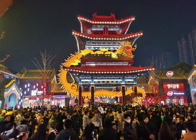2024年2月24日，甘肅省蘭州市蘭州老街以非遺花燈領(lǐng)銜的龍年燈會璀璨奪目，吸引眾多市 民和游客前來打卡。