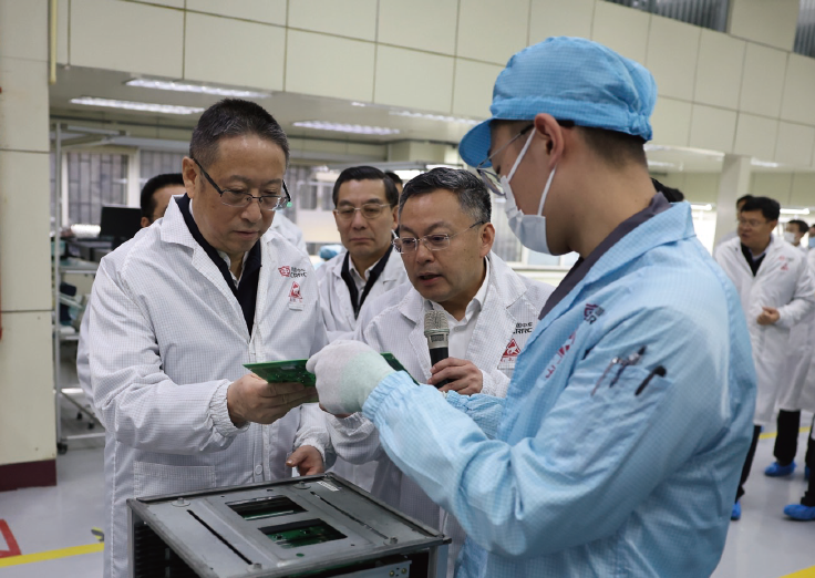 2023年4月5日，作者 （左一） 率調(diào)研組考察中車青島四方車輛研究所有限公司，就 “加快推動軌道交通產(chǎn)業(yè)高質(zhì)量發(fā)展”開展年度重點調(diào)研。