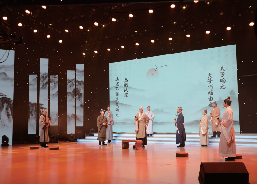 2023年9月至12月，濟(jì)寧市紀(jì)委監(jiān)委機(jī)關(guān)、市委宣傳部、市委市直機(jī)關(guān)工委聯(lián)合開展全 市機(jī)關(guān)“學(xué)國學(xué)、誦經(jīng)典、育品格”傳承發(fā)展中華優(yōu)秀傳統(tǒng)文化系列活動，共4類15項。圖為經(jīng) 典誦讀活動展演現(xiàn)場。