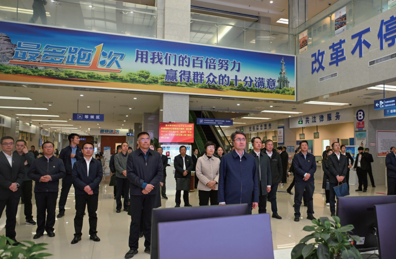 2023年10月30日，新疆維吾爾自治區(qū)高質(zhì)量機(jī)關(guān)黨建引領(lǐng)高質(zhì)量發(fā)展觀摩交流會在克拉瑪依市召 開。圖為與會代表在克拉瑪依市政務(wù)服務(wù)和公共資源交易中心參觀調(diào)研。