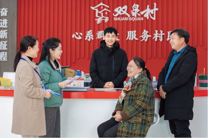 2023年1月10日，湖北省宜昌市夷陵區(qū)紀(jì)委監(jiān)委干部在雙泉村走訪群眾。