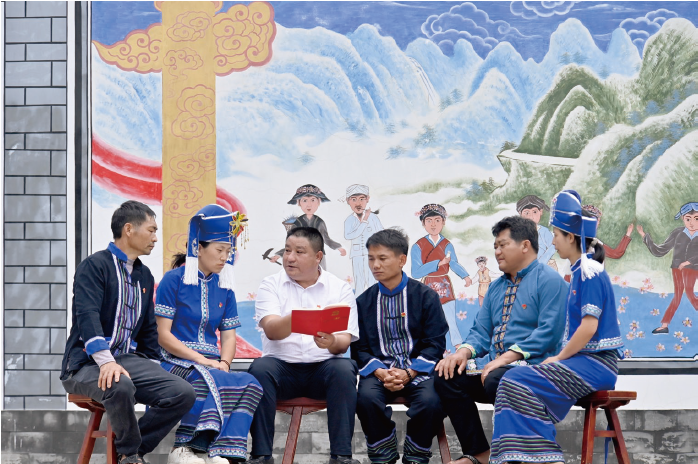 2024年5月15日，云南省大理白族自治州南澗彝族自治縣公郎鎮(zhèn)落底河村委會(huì)的黨員干部在公郎 鎮(zhèn)紀(jì)委工作人員帶領(lǐng)下學(xué)習(xí)新修訂的《 中國(guó)共產(chǎn)黨紀(jì)律處分條例》。