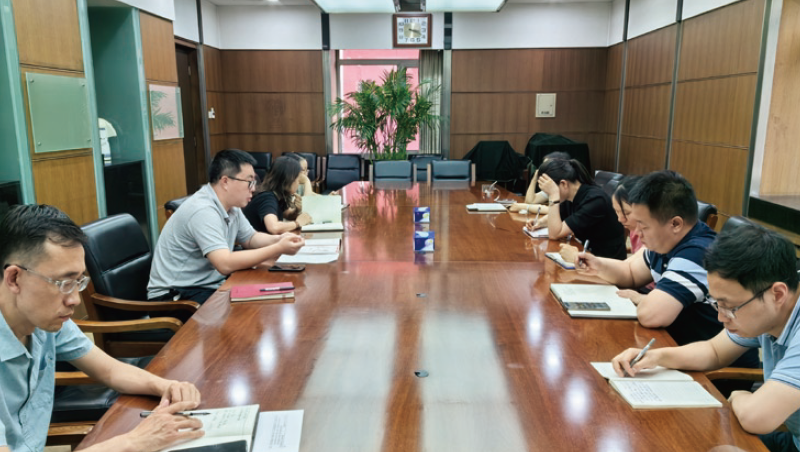 2024年6月21日，求是雜志社政治評(píng)論部青 年理論學(xué)習(xí)小組、辦公室與機(jī)關(guān)黨委青年理論學(xué)習(xí) 小組進(jìn)行小組聯(lián)學(xué)，開(kāi)展“編寫行”分享交流活動(dòng)。