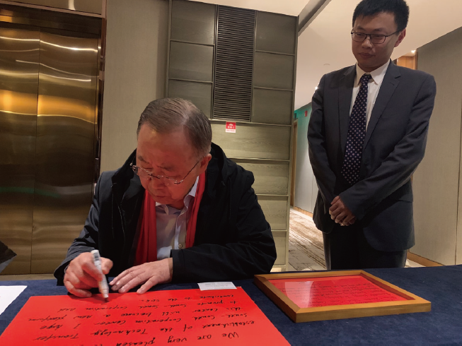 作者（ 右） 見證聯(lián)合國前秘書長潘基文題詞贊譽(yù)南南合作技術(shù)轉(zhuǎn)移成果。