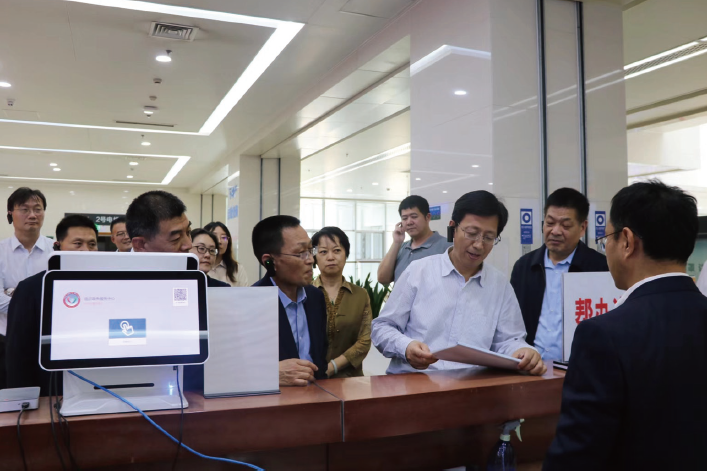 2024年4月22日，作者 （右三） 帶隊赴山東省臨沂市不動產(chǎn)登記交易中心調(diào)研。