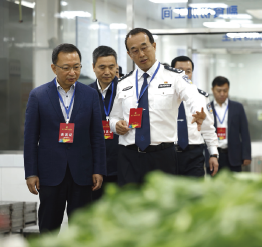2024年5月20日，作者（ 左一） 帶領(lǐng)省直機關(guān)工委黨員干部 到遼寧省某監(jiān)獄開展警示教育。