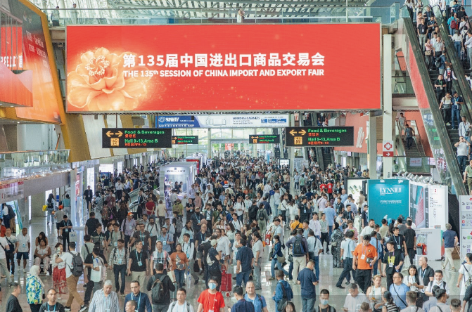 2024年4月15日至5月5日，第135屆中國(guó)進(jìn)出口商品交易會(huì)在廣州成功舉辦，來(lái)自215個(gè)國(guó)家和 地區(qū)的24.6萬(wàn)名境外采購(gòu)商線下參會(huì)，到會(huì)人數(shù)創(chuàng)歷史新高。