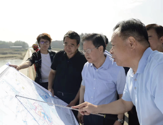 2023年8月19日，國家發(fā)展改革委黨組書記、主任鄭柵潔（右二）率工作組 赴北京、河北受災(zāi)地區(qū)調(diào)研京津冀特大暴雨洪澇災(zāi)害救災(zāi)和災(zāi)后恢復(fù)重建工作 情況。