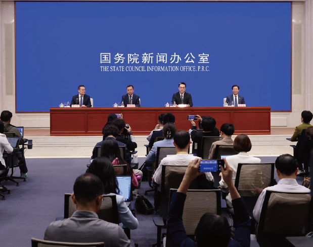 2024年4月17日，國務(wù)院新聞辦公室在北京舉行新聞發(fā)布會，國家發(fā)展 改革委有關(guān)負責(zé)同志解讀宏觀經(jīng)濟形勢和政策并答記者問。