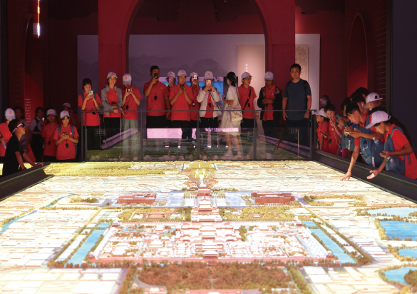 2024年8月19日，觀眾在北京首都博物館觀看“輝煌中軸—紀(jì)念北京建都870周年”展覽。