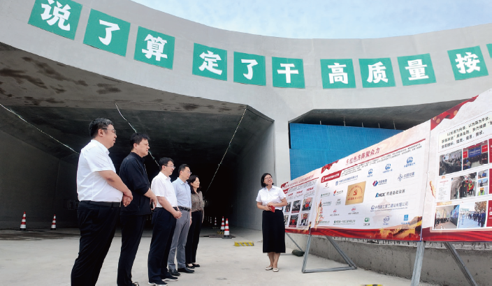2024年7月15日，青島市委常委、秘書長、市委市直機(jī)關(guān)工委書記常紅軍（ 左三） 帶隊(duì)開展專題調(diào)研。