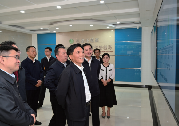 2024年4月17日，作者（前排中）在河南調(diào)研期間到生態(tài)環(huán)境部黃河流域生態(tài) 環(huán)境監(jiān)督管理局看望慰問干部職工。