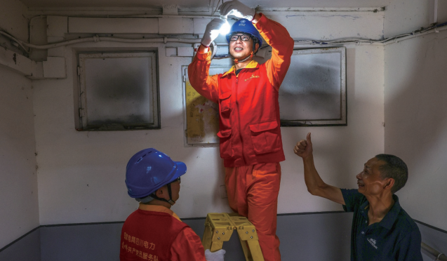 國家電網(wǎng)四川電力成都高新連心橋黨員服務(wù)隊排查老舊小區(qū)供電隱患并更換小區(qū)樓道節(jié)能燈，獲市民點贊。