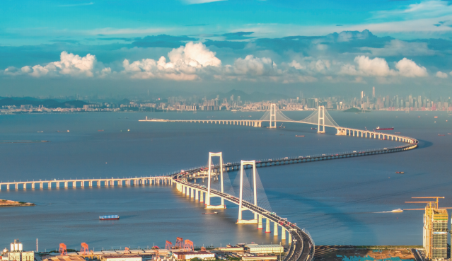 2024年6月30日通車的深中通道，是世界級(jí)“橋、島、隧、水下互通”跨海集群工程，也是構(gòu)建粵港澳大灣區(qū)綜合交通運(yùn)輸體系的核心交 通樞紐工程。