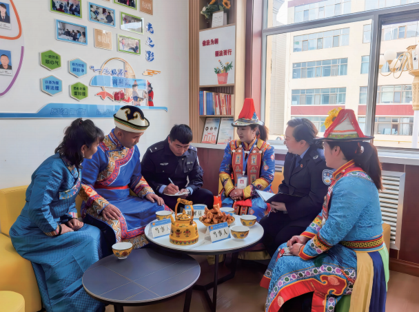 2023年12月20日，在甘肅省肅南裕固族自治縣紅灣寺鎮(zhèn)“阿勒齊”（在裕固語中意 為“中間人”） 調(diào)解工作室里，調(diào)解員正在調(diào)解鄰里糾紛。