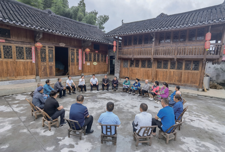 2023年9月13日，湖南省花垣縣司法局工作人員為石欄鎮(zhèn)朋巖村“法律明白人”宣講人民調(diào)解法及 鄉(xiāng)村振興政策。