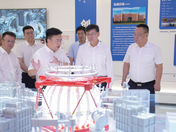 2024年8月2日，作為學(xué)習(xí)貫徹黨的二十屆三中全會(huì)精神中央宣講團(tuán)成 員，作者 （右二） 來到中核集團(tuán)核工業(yè)西南物理研究院，向科研人員和基層黨 員干部宣講黨的二十屆三中全會(huì)精神，與大家交流互動(dòng)。