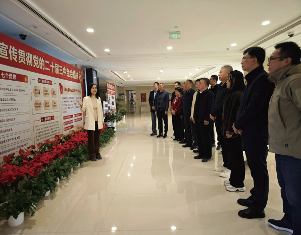 2024年10月25日，北京市司法局講解員在機(jī)關(guān)文化長(zhǎng)廊為部分黨員講解“學(xué)習(xí) 宣傳貫徹黨的二十屆三中全會(huì)精神 以改革賦能司法行政工作現(xiàn)代化”主題展板。
